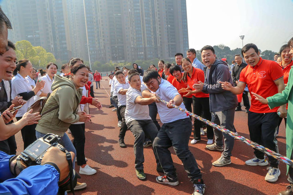 舜华鸭业两支队伍参加临武县趣味运动会的拔河比赛