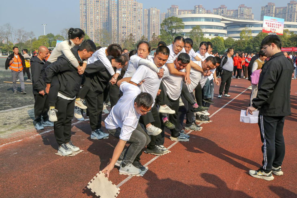 舜华鸭业两支队伍参加临武县趣味运动会的浅滩登陆环节
