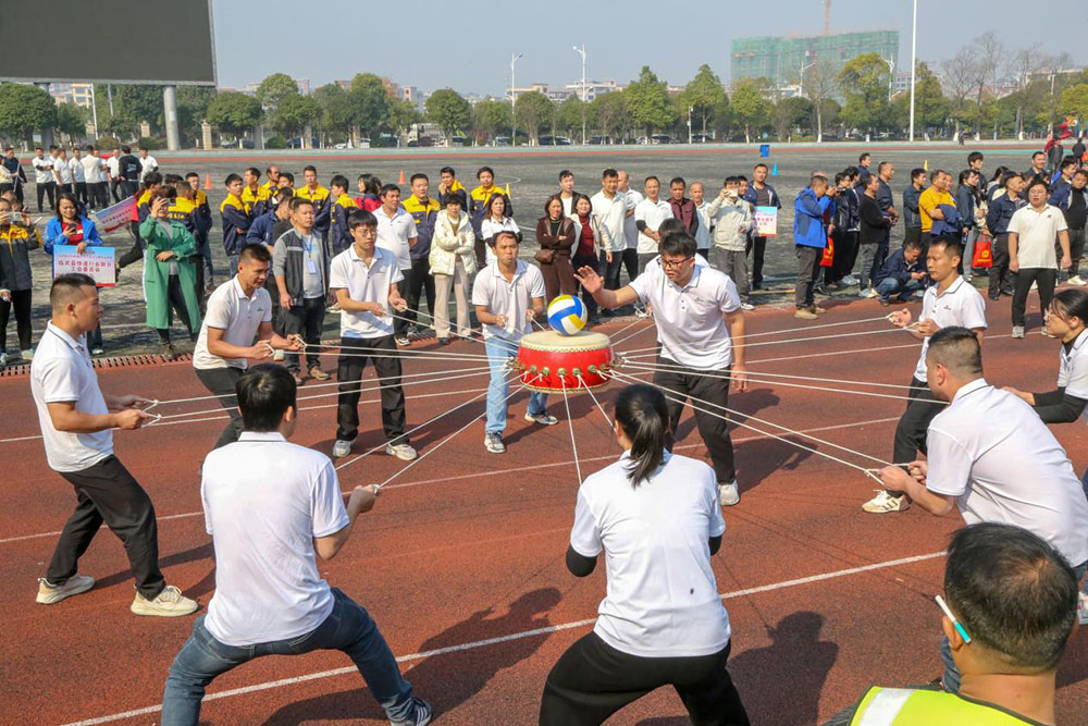 舜华鸭业两支队伍参加临武县趣味运动会的同心鼓环节